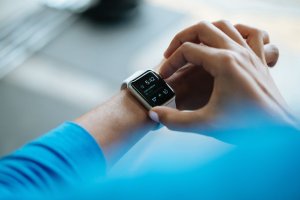 Revolusi IoT di Dunia Kesehatan: Dari Wearable Gaul ke Telemedicine Juara!