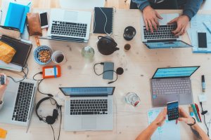 Bikin Platform E-learning Kece Badai: Studi Kasus Interaktif Pakai Bootstrap 5!
