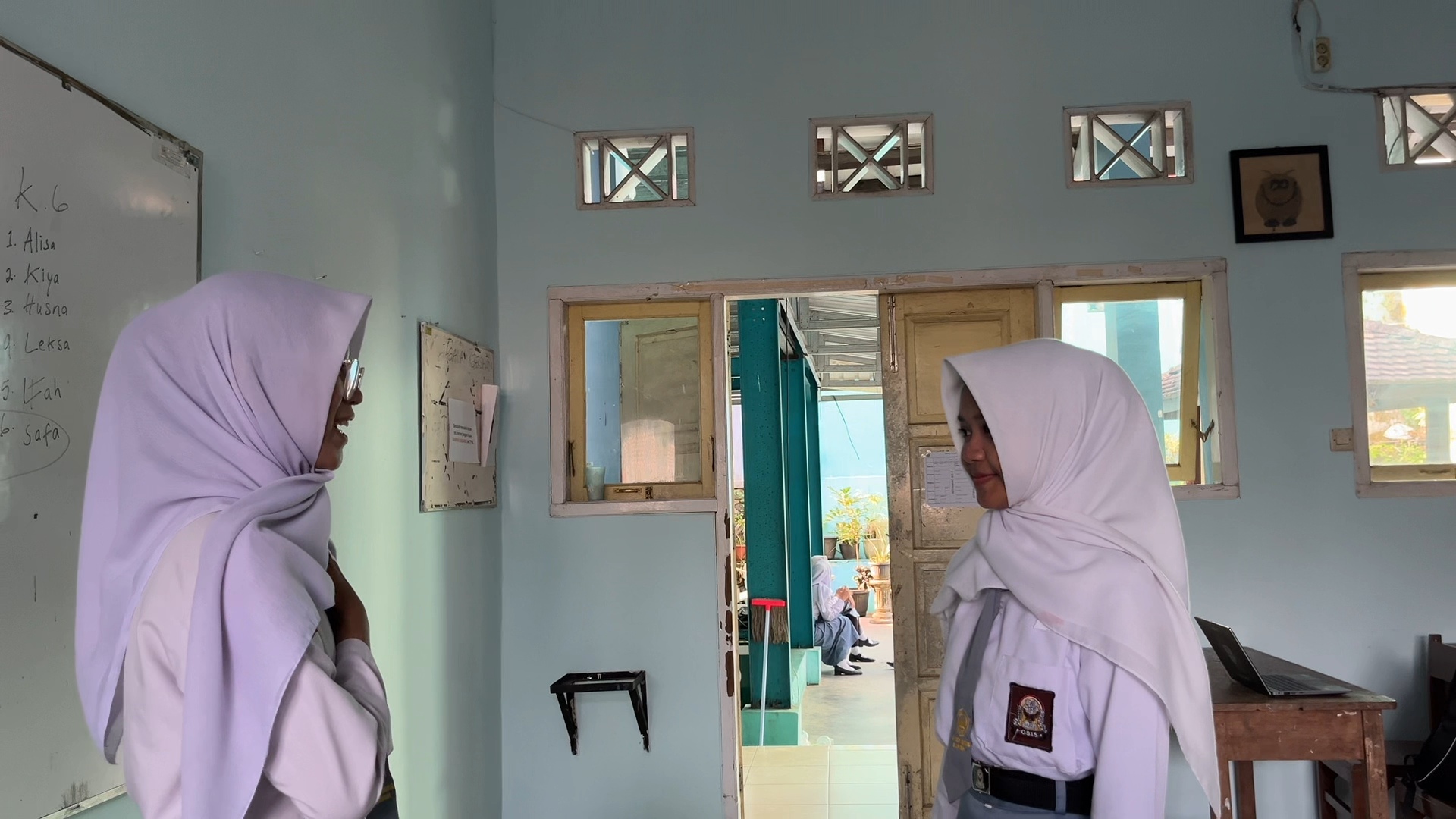 Pelayanan Tamu Pergantian Kartu Anggota (Bahasa Inggris)