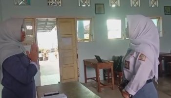 Pelayanan Tamu Pergantian Kartu Anggota Menggunakan Bahasa Inggris
