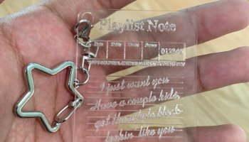 Hasil Kreativitas Produk Playlist Note Keychain Acrylic