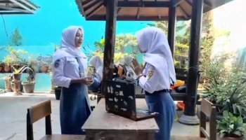 Pelayanan Tamu Pergantian Kartu Anggota (Bahasa Inggris)